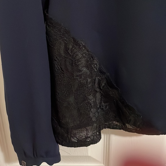 🛍️EUC Loft blouse with black lace accents 271 - Picture 2 of 5